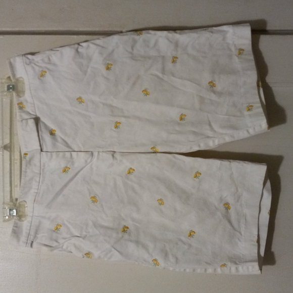 EUC Talbots Nice Capri's, Sz 8, Bright White w Small Yellow Flowers - Picture 1 of 4